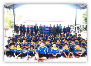 สภ.ขามทะเลสอ ฝึกซ้อมแผนเฝ้าระวังและเผชิญเหตุ โจรผู้ร้ายบุกเข้าโรงเรียน และให้ความรู้ขับขี่ปลอดภัย เด็กแว๊น  โรงเรียนบ้านหนองกระโดนดอนมะเกลือวิทยา