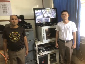 พ.ต.อ.รุ่งโรจน์ ตังอำนวย ผกก.สภ.ขามทะเลสอ มอบโทรทัศน์เพื่อใช้ดูกล้องวงจรปิด ในห้องวิทยุ สภ.ขามทะเลสอ แทนเครื่องเดิมที่หลอดภาพเสีย เนื่องจากเสื่อมสภาพตามอายุการใช้งาน