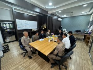 วันที่ (25 ก.พ.68)เวลา 13.30 น. พ.ต.อ.รุ่งโรจน์ ตังอำนวย ผกก.สภ.ขามทะเลสอ และ เจ้าหน้าที่ตำรวจชุดชุมชนมวลชนสัมพันธ์ สภ.ขามทะเลสอ เข้าพบ นายสมภพ มุกดาสนิท นายอำเภอขามทะเลสอ ณ ที่ทำการอำเภอขามทะเลสอ จ.นครราชสีมา