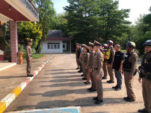 ผกก.สภ.ขามทะเลสอ ร่วมเคารพธงชาติและอบรมคุณธรรมจริยธรรมปล่อยแถวออกปฏิบัติหน้าที่